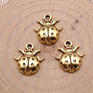 Pendentif en alliage de zinc multicolore en forme de <span class=keywords><strong>coccinelle</strong></span> pour la fabrication de colliers et bracelets DIY, fournitures de bijoux faits à la main en gros - Product Image 4