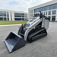 Chargeuse compacte polyvalente avec grappin, marteau, balayeuse, trancheuse et lame, équipée d'un moteur 3 cylindres à double flux