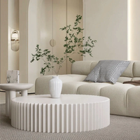 Table basse ronde en plastique crème avec peinture blanche renforcée de fibres pour le salon