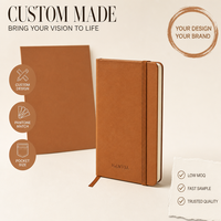 Carnet de notes A6 personnalisé en cuir végétalien rigide, ligné, avec logo gaufré à sec, élastique et poche arrière pour mémos quotidiens