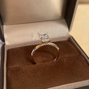 Anello Nuziale Classico Personalizzato <span class=keywords><strong>con</strong></span> Diamante Coltivato <span class=keywords><strong>in</strong></span> Laboratorio Taglio Radiant Certificato IGI 14k/18k <span class=keywords><strong>Oro</strong></span> D/E/F/VVS VS VVS e <span class=keywords><strong>Pietre</strong></span> Laterali Incastonate - Product Image 6