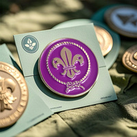 Écussons métalliques personnalisés en émail souple avec emblème fleur-de-lis, symboles spirituels de l'extérieur pour groupes de camping et événements scolaires, souvenirs