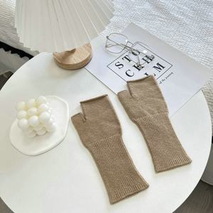 Guantes de punto de <span class=keywords><strong>medio</strong></span> Dedo de Color sólido Guantes de punto personalizados elásticos suaves <span class=keywords><strong>y</strong></span> cálidos Mitones para <span class=keywords><strong>hombres</strong></span> <span class=keywords><strong>y</strong></span> mujeres - Product Image 6