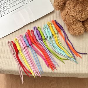 Porte-clés en macramé tressé en nylon fait main pour femmes, breloques de sac en corde style bohème, plusieurs couleurs pour décorations de sacs à main - Product Image 4