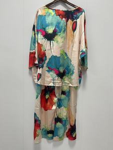 Completo Casual da Donna in Raso con Stampa Floreale, Top a Maniche 3/4 Vestibilità Regolare e Pantaloni a Gamba Larga, Lussuoso Effetto Seta, Traspirante, Abbigliamento Comodo in Due Pezzi - Product Image 2