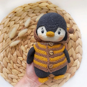 <span class=keywords><strong>Amigurumi</strong></span> Taille personnalisée et logo Adorable <span class=keywords><strong>pingouin</strong></span> tricoté au crochet fait à la main avec abeille Vêtements pour enfants Cadeau d'artisanat - Product Image 6