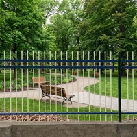 Panneau de clôture en acier galvanisé couleur crème avec barre bleue et anneau décoratif en bronze pour périmètre paysager de parc public