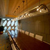 Lustre linéaire moderne de luxe, suspension en verre côtelé, luminaire personnalisé en laiton pour salle de conférence d'hôtel, idéal pour les projets