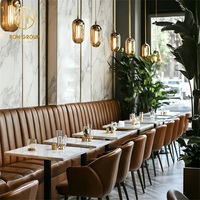 Ensemble de mobilier d'hôtel et de restaurant sur mesure Ron Group, table carrée en marbre, banquette en forme de L, chaise en cuir orange