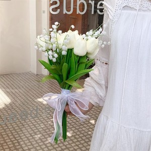 Bouquet de tulipes blanches artificielles et de lys de la vallée en soie, accessoires de mariage, style romantique et rêveur - Product Image 2