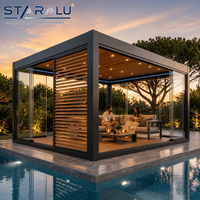 Pergola en aluminium polyvalente avec toit rétractable à lames orientables et portes vitrées pour espace de divertissement résidentiel en extérieur