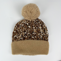 Bonnet en fausse fourrure brillante avec grand pompon, logo personnalisé, haute qualité, tendance, pour la plage et les voyages, vente en gros, faible MOQ, saison hiver
