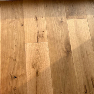 Meilleur prix : Parquet contrecollé en chêne blanc et noyer noir de 15 mm, brossé, <span class=keywords><strong>à</strong></span> clipser, longues planches pour salon et villa - Product Image 2