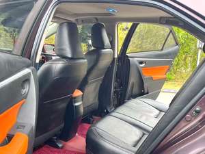 Voitures d'occasion 2017 pour Toyota Corolla d'occasion, double moteur 1.8L E-CVT 99 ch L4 hybride, berline 5 places avec toit ouvrant unique, sièges en cuir - Product Image 6