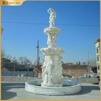 Fontaine d'eau en marbre, grande pierre d'extérieur de style européen, avec sculpture en point de coulion