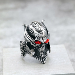 แหวนผู้ชายสแตนเลสสไตล์เรโทร ดีไซน์หัวกะโหลกตาแดง ของขวัญเครื่องประดับสไตล์พังก์ - Product Image 1