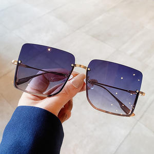 Lunettes de soleil carrées en métal pour femmes K2-9123, monture dorée, verres AC, UV400, légères, style rétro surdimensionné - Product Image 4