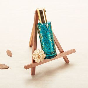 ขวดน้ำหอมปรับอากาศลายใบไม้สีเขียวอมฟ้าพร้อมฝาปิดและแท่งไม้หวาย - Product Image 3