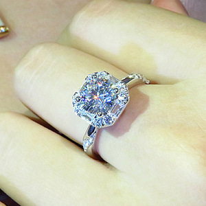 Anello dal Design Quadrato Stile Classico per Donne - Product Image 2