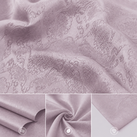 Tissu jacquard satiné imprimé à la main avec motif de branches entrelacées rose fumé, textile floral traditionnel chinois pour vêtements