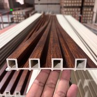 Panneaux muraux décoratifs intérieurs en composite bois-plastique (WPC) de styles variés, revêtement mural en PVC rainuré pour l'intérieur
