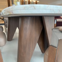 Table à manger ovale moderne en marbre naturel, surface en pierre blanc crème, base en bois de noyer, table en pierre de luxe pour usage hôtelier, personnalisable