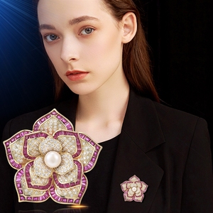 Elegante e Lussuosa Spilla in Rame a Forma di Camelia, Stile Piccola Fragranza, Atmosfera Autunnale Invernale, Arte Floreale alla Moda - Product Image 3