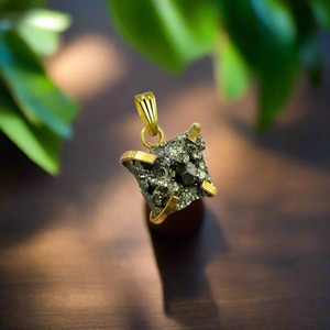 Pendentif en cristal de pyrite brute – Pierre naturelle certifiée pour la prospérité, la protection, l'abondance, la confiance et l'énergie positive - Product Image 1