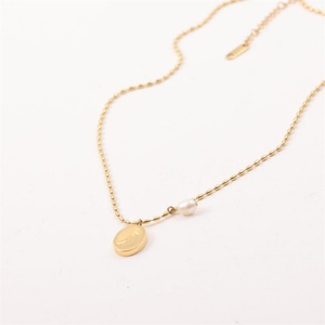 Collar con Colgante Ovalado de Acero Inoxidable y Perla de Agua Dulce, Joyería Resistente al Deslustre - Product Image 1