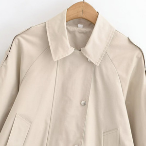 Gabardina Corta Cruzada para Mujer 2026 Personalizada - Chaqueta Cortavientos con Cuello Solapa, OEM/ODM por Fábrica de Ropa China de Prendas de Abrigo - Product Image 3