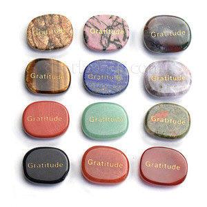 Pierres gravées avec des mots inspirants, galets plats, cristaux de guérison, pierres précieuses, mots positifs de gratitude, pierres de poche pour la paume, pierres pour l'apaisement des inquiétudes - Product Image 1