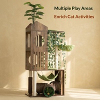 Arbre à chat en bois à plusieurs niveaux décoré de plantes vertes, répondant aux besoins d'escalade des chats pour la maison et le salon