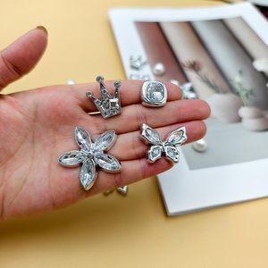 Breloques décoratives pour chaussures en plastique, motifs papillon et fleur, ornées de strass étincelants et de perles, pour femmes, idéales pour les fêtes - Product Image 5