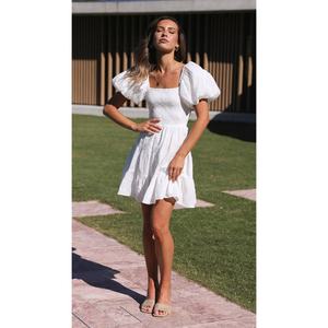 Robe courte à épaules dénudées à manches courtes, best-seller - Product Image 1