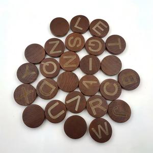 Série numérique de 26 lettres anglaises en bois sculpté de 13-30 mm <span class=keywords><strong>pour</strong></span> <span class=keywords><strong>l</strong></span>'éducation précoce <span class=keywords><strong>des</strong></span> enfants - Produits en bois - Product Image 1