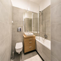 Meuble-lavabo mural moderne en aluminium avec miroir encadré et vasque simple en pierre