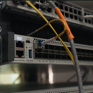 C9500-48Y4C-E Switch de núcleo de 48 puertos 10/25G con 4 uplinks 100G, esencial para redes de conmutación de alta velocidad 100G QSFP28 - Product Image 4