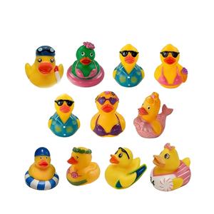 En stock : Canard en caoutchouc lumineux de Noël, jouet flottant absorbant l'eau pour bébé, idéal pour le sable et l'eau, 5-6 cm – Vente chaude de l'été - Product Image 1