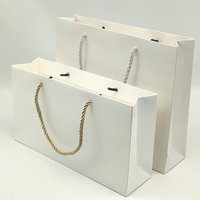 Sac cadeau en papier de carton de luxe avec logo imprimé personnalisé en gros direct usine sac à provisions en papier d'emballage de vêtements avec poignée