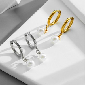 ACEWORKS Boucles d'oreilles pendantes en acier inoxydable plaqué or 18 carats pour femme, imitation perle blanche |   Léger, minimaliste, vintage - Product Image 3