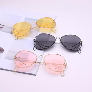 Gafas de sol con montura irregular para mujer, UV400, montura dorada ligera, lentes AC, color amarillo océano, gris, J3-1799 - Product Image 1