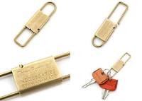 Porte-clés à breloques en alliage avec logo personnalisé Porte-clés vierge en alliage de zinc avec logo laser avec ouvre-bouteille