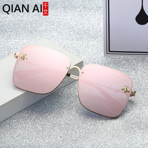 Gafas de Sol Cuadradas Modernas Qianai, Montura Dorada, Decoración de Abeja, Unisex, Protección UV, Lentes con Película Rosa Azul Hielo, Lentes AC - Product Image 5