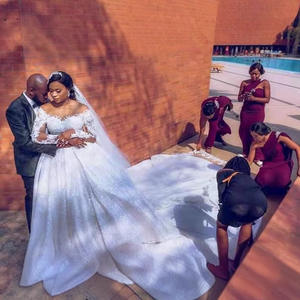 Robes de mariée personnalisées à encolure dégagée avec appliques en dentelle, traîne balayante, manches longues, pour cérémonies en extérieur, Robe De Mariée, Robes de mariée formelles - Product Image 2