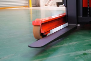 รถยกไฟฟ้าแบบยืนขับ 2 ตัน 2000 กก. จากโรงงาน พร้อมจำหน่าย - Product Image 6