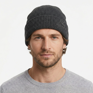 Gorro de invierno para hombre NEXTEX, gris oscuro, tejido a mano, acrílico, con logo bordado, estilo casual. - Product Image 1