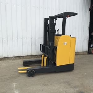 Montacargas Eléctrico Usado Komatsu de 1.8 Toneladas con Mástil de Dos Etapas, Neumáticos Sólidos, Dimensiones de Horquillas de 1070 mm / Motor Komatsu - Product Image 2