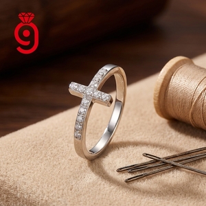 Anello Aperto Minimalista con Croce Religiosa in Argento, Micro Pavé di Moissanite, Fascia Orizzontale con Charm, Logo Personalizzato, Gioielli da Donna con Tema Religioso, Regalo GRA - Product Image 1