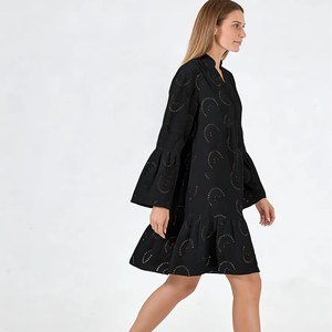 Robe trapèze noire brodée à œillets pour femme grande taille - Manches cloche, ourlet volanté, coupe ample, décontractée, longueur genou, col en V, trois-quarts - Product Image 1