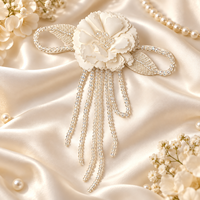 Applique de fleur 3D perlée blanche faite à la main avec pompon, embellissement pour robe Qipao, patch décoratif pour couture DIY de mariée, garniture et accent